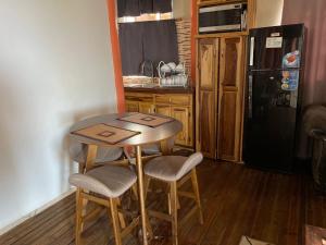 蒙特哥贝Elite's Ocean View的一个带木桌和椅子的小厨房