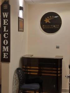 迪拜Four Stars Hostel的桌子,椅子,墙上的标志
