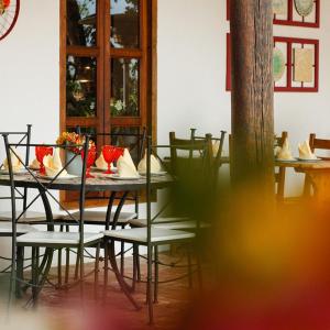 圣克里斯托瓦尔-德拉斯卡萨斯Corregidora 12的一间带桌椅的用餐室
