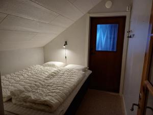 基律纳Kiruna accommodation Gustaf Wikmansgatan 6b villa 8 pers的窗户客房内的一张白色床