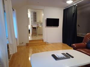 基律纳Kiruna accommodation Gustaf Wikmansgatan 6b villa 8 pers的客厅配有沙发和桌子