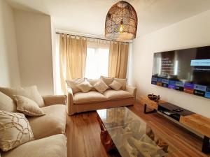 科拉雷侯Chakra House Fuerteventura的带沙发和电视的客厅