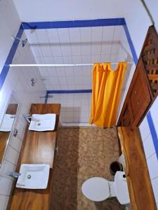 里瓦斯Casa Hacienda El Menco的浴室设有两个水槽和黄色窗帘