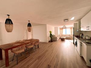 科拉雷侯Chakra House Fuerteventura的厨房以及带桌椅的用餐室。
