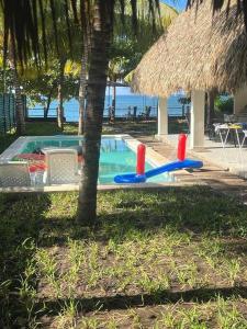AcajutlaOcean fronthouse in Salinitas的度假村内带两个充气泳池