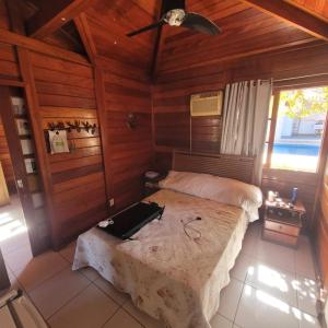 马里卡Cakau House - espaço amplo e aconchegante的一间卧室配有一张床和吊扇