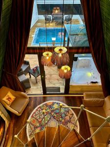 科贾埃利Kadifeli Konak Hotel & Bungalow的享有泳池美景的客房