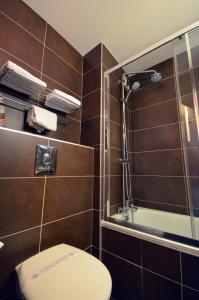 第戎基里亚德迪容东米兰德酒店的一间带卫生间和淋浴的浴室