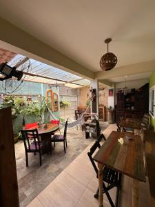 安格拉杜斯雷斯Celeiro Café com Arte的客厅配有木桌和椅子