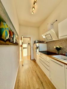 什未林Attraktive Wohnung im schönen Hinterhof的厨房配有白色橱柜和水槽