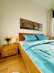 什未林Attraktive Wohnung im schönen Hinterhof的一间卧室配有一张带木制床头板的床
