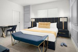奥兰多Villatel Orlando Resort的一间卧室配有一张大床和一张书桌