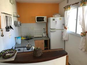 拉斯格路塔斯Complejo El Pinar的小厨房配有白色冰箱和水槽