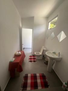 乌图罗阿Stay'N Go的一间带水槽和卫生间的浴室