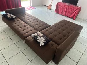 乌图罗阿Stay'N Go的客厅里一张棕色沙发