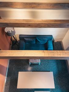 屈里茨Kyritzer Budenhaus (Nr. 109)的一张蓝色的沙发,坐在木桌下