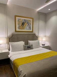 拉合尔Rosewood Lahore的一间卧室配有一张带黄色毯子的大床