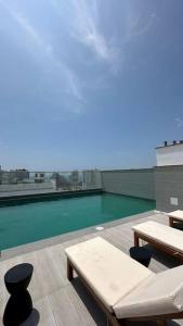 利马Apartamento en Barranco的享有大楼顶部游泳池的景色