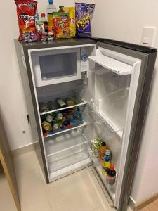 利马Apartamento en Barranco的装满饮料和小吃的开放式冰箱