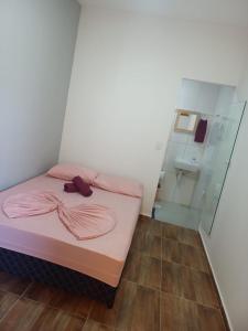 大普拉亚Pousada Believe的小房间设有床和玻璃墙