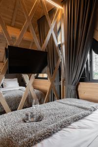 扎科帕内Chaletovo Mountain Residences的一间卧室配有一张床,上面有托盘