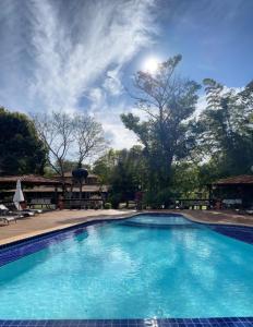 博尼图圣埃斯梅拉达酒店的一座大型蓝色游泳池,阳光在天空中