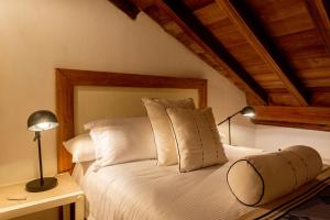 卡塔赫纳Palmas de Alba Hotel Boutique的卧室配有白色的床和2个枕头