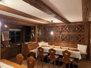 特劳恩基兴Pension 's Waldeck的用餐室设有桌椅和木墙
