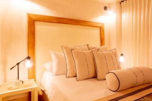 卡塔赫纳Palmas de Alba Hotel Boutique的卧室配有一张白色的床和大镜子