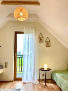 弗瓦迪斯瓦沃沃Fajne Domki的卧室设有窗户、一张床和一张桌子