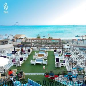 苏伊士LUSINDA HOTEL MANAGEMENT BY ZAD的海滩上的一组桌椅