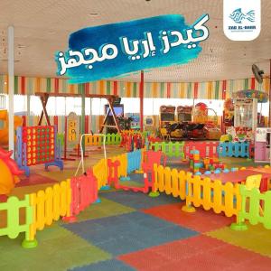 苏伊士LUSINDA HOTEL MANAGEMENT BY ZAD的一个带丰富多彩游戏设备的儿童游乐区