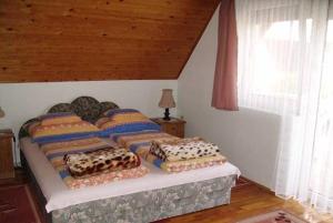 哈卡尼Ilda Apartments的卧室内的一张带四个枕头的床
