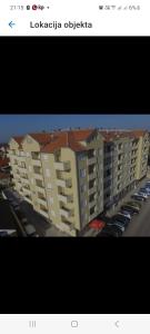 波扎雷瓦茨Apartman Panorama的一张把汽车停在停车场的建筑物的照片