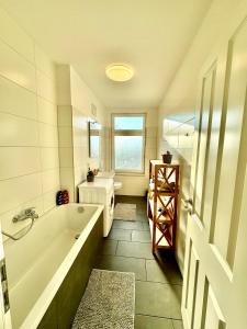 什未林Schicke Wohnung im grünen Hinterhof的带浴缸和盥洗盆的浴室