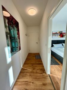 什未林Schicke Wohnung im grünen Hinterhof的走廊上设有一张床和一扇门的房间