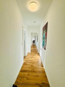 什未林Schicke Wohnung im grünen Hinterhof的空的走廊设有白色的墙壁和木地板