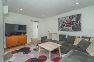 埃德蒙顿Central Edmonton Family Friendly Home的带沙发和电视的客厅