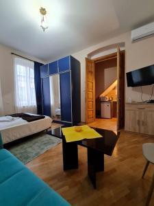 第比利斯Apart10 "Capture Old Tbilisi Spirit"的客房设有床、沙发和桌子。