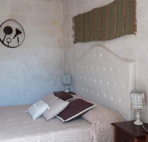 费尔莱恩Giardini di Marzo的卧室配有白色的床头板和白色的床
