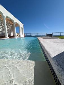 El TamarindoCASA ROMA Hotel Boutique的一座背景海洋的游泳池