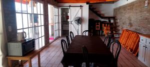 罗萨里奥De leon的一间带桌椅和窗户的用餐室