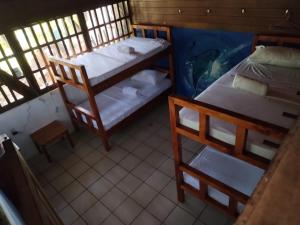 德雷克Pirate Drake Beach Camp & Tour company的小房间设有两张双层床和一张桌子