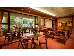 天童市Tendo Grand Hotel Maizuruso - Vacation STAY 36011v的用餐室设有桌椅和窗户。