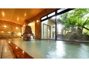 天童市Tendo Grand Hotel Maizuruso - Vacation STAY 36011v的一座带大窗户的建筑中的游泳池