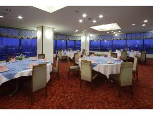 泉佐野Hotel New Yutaka - Vacation STAY 35266v的享有美景的带桌椅的用餐室