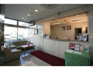 泉佐野Hotel New Yutaka - Vacation STAY 35266v的大堂设有带沙发和柜台的等候室
