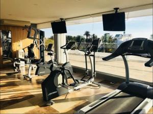 埃斯特角城Hermoso apto en Edificio Gala Puerto的健身房设有数台跑步机和窗户