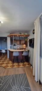 华沙Kasia house的厨房配有柜台和2张凳子