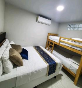 松索纳特Marhabibi's home的一间卧室配有两张床和一张双层床。